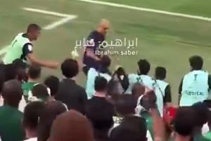 队友重伤！柔佛队长不满担架未进场 怒踢担架员+抢过担架冲向场内