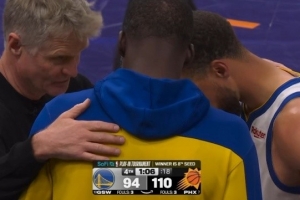 最后时刻与追梦科尔拥抱！库里：我不知道这是否预示着任何事