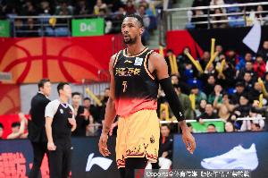 攻防全靠你！贾尔斯半场12中8&三分2中2砍下19分8板3断3帽