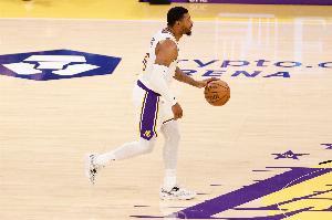 聪明哥！斯玛特半场6中3得7分6助1断2盖帽 美中不足有3次失误