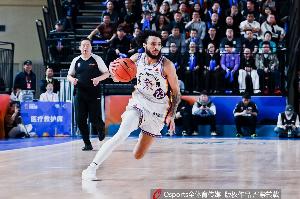 内外开花！杰伦·豪斯半场7中5砍下14分3板3助 三分3中2