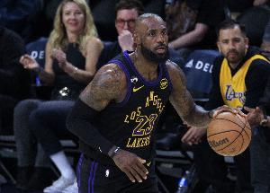 一节半10助了！Skip：詹姆斯应该冲击季后赛单场助攻纪录 24次