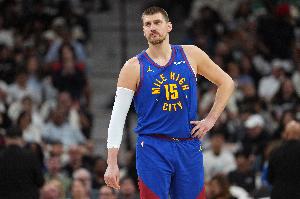 历史单季场均20+10+10且有效命中率60%+：仅约基奇一人 其2次达成