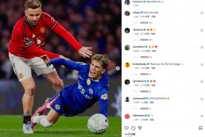 卢克·肖赛后晒照首图为与加纳乔同框，后者狼狈倒地