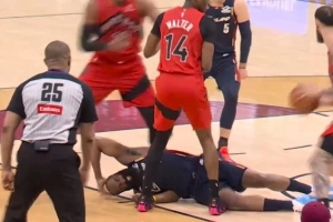 这是主场？哈登拼抢时被击中头部倒地 裁判就在眼前但没有表示