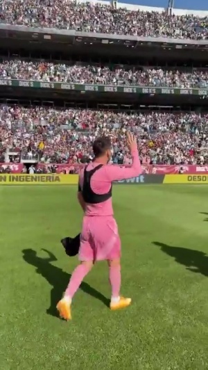 客场成主场了！梅西赛后换完球衣离场，现场7万多球迷非常热情