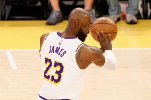 季后赛模式！詹姆斯单核主导进攻 9分钟8助个人季后赛单节最多