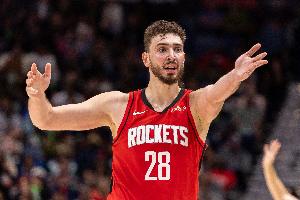 被顿宝揍了！申京19投19分 攻不进防不住被艾顿完爆！