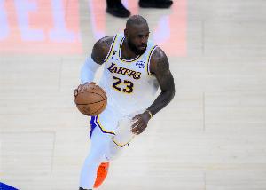 首节8次助攻刷新个人季后赛纪录！詹姆斯常规赛单节助攻纪录是9个