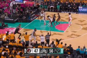 玩不玩啊？文班先是隔着两个人放进 再来超级大漂移三分！