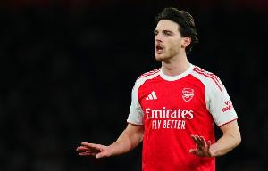 领袖！赖斯在终场哨响后，向厄德高高呼鼓励：争冠还没结束