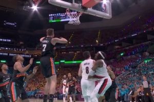 别有大碍！阿夫迪亚落地和罗威膝盖相撞 有些踉跄&换下处理很痛苦