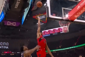 招牌动作！米切尔拉球过人高抛打板命中 随后中投还有打停猛龙