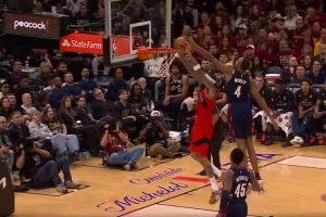 攻防建功！莫布里奋力追防大帽英格拉姆 随后接哈登妙传暴扣得手