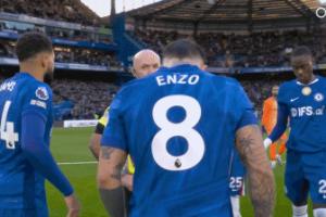 做法是吧？切尔西赛前“包围”主裁后英超5连败+主帅罗塞尼尔下课