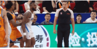 挺兴奋！杰曼进球后喋喋不休 被吹技犯送李弘权1分